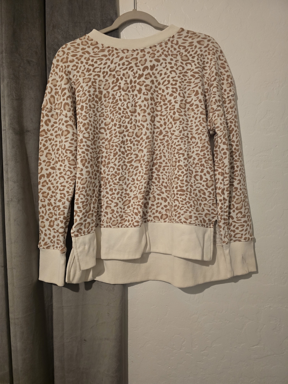 Time and Tru Leopard Print Crewneck Sweatshirt Animal Print Long Sleeve Size